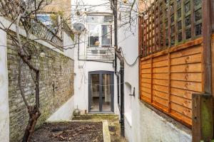 GuestReady - Charming London Retreat with Garden