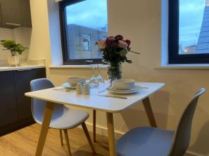 Modern 1-Bed Flat, Old Town