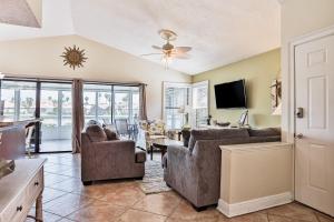 Charming home with pool, patio, tennis, central AC, & washerdryer