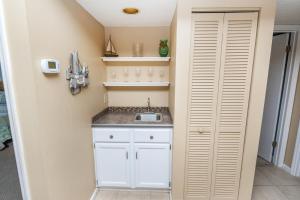 Lovely Oceanside Home wOutdoor ShowerFree WiFiShared PoolHot TubTennisAC