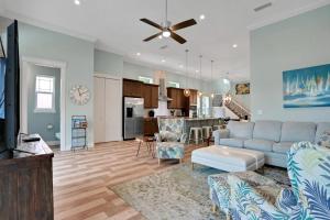 Palm-surrounded stunner with enclosed pool & water views - dog-friendly