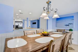 Oceanfront condo with balcony, AC, views & outdoor pool - dog-friendly