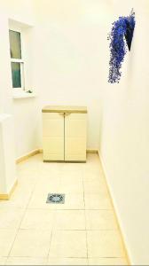 Apartment with queensize bed, Wifi, AC, 5 min walk to the beach