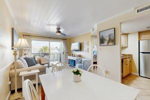 Ocean-view condo with pool, balcony, AC & WD - walk to beach & near downtown