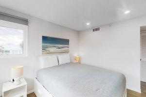 Renovated condo with ocean views, pool, & beach access