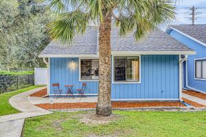 Charming home near beach & golf with central AC & patio - dog-friendly