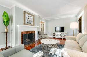 Beautiful, Classic Home with Free WiFi, a Full Kitchen, Sunroom, & Enclosed Yard