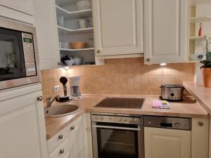 Laura Cottage - 43-109