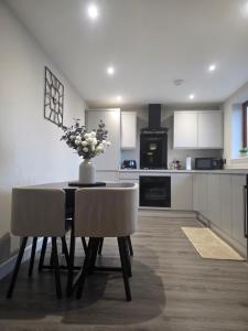 Riverside View - ONSITE PARKING - Stunning views of River - short walk to city centre