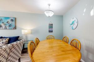 Charming home near beach & golf with central AC & patio - dog-friendly