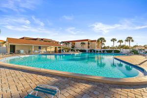 Newly remodeled ground-floor condo won-site pools, 5 hot tubs, tennis, AC