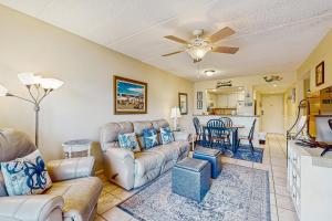 Newly remodeled ground-floor condo won-site pools, 5 hot tubs, tennis, AC