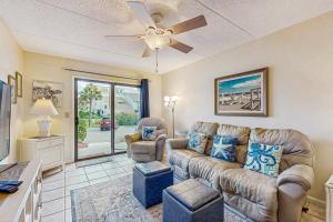 Newly remodeled ground-floor condo won-site pools, 5 hot tubs, tennis, AC