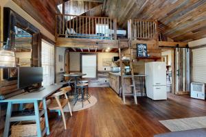 Charming Garage Apartment Near Restaurants, Bars and Historic Downtown