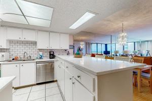 Oceanfront condo w private balcony & stunning view - boardwalk to beach