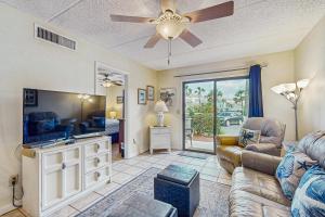 Newly remodeled ground-floor condo won-site pools, 5 hot tubs, tennis, AC