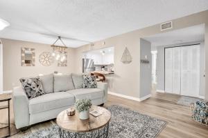 Lovely condo with pools, tennis, central AC, & washerdryer - snowbird-friendly