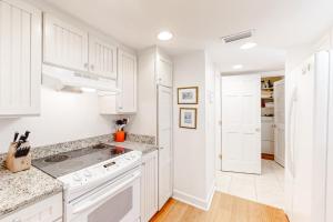 Dog-friendly oceanfront townhouse with covered balcony, views, pool & AC