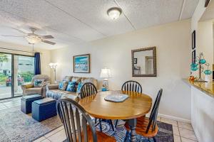 Newly remodeled ground-floor condo won-site pools, 5 hot tubs, tennis, AC