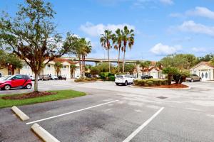 Spacious townhome with shared pool near golf, marinas, & restaurants