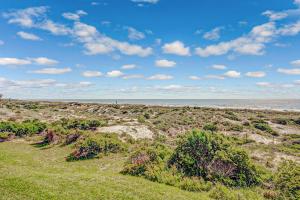 Oceanfront, 2nd-Floor Condo with Balcony, HDTVs, WiFi, AC & Shared Pool