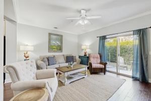 Charming southern townhouse wenclosed yard & access to community pool