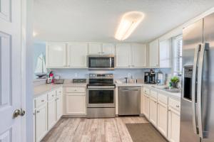 Beachfront getaway with ocean views, washerdryer & AC - snowbirds welcome