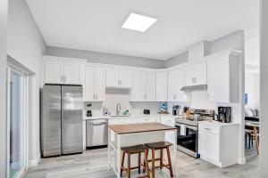 All-new duplex with screened pool, furnished lanai, grill, AC, & washerdryer