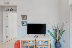 Coastal condo with pool, lanai, washerdryer, & elevator