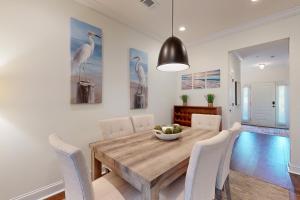 Cozy island townhouse wscreened porch, shared pool, & serene pond views