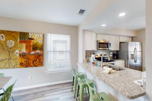 Cozy Spacious Home with Private Backyard and Patio, near shopping