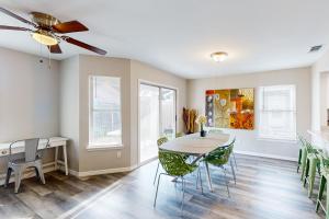 Cozy Spacious Home with Private Backyard and Patio, near shopping
