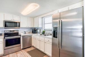 Beachfront getaway with ocean views, washerdryer & AC - snowbirds welcome