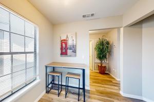 Cozy Spacious Home with Private Backyard and Patio, near shopping