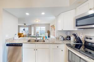 Cozy Spacious Home with Private Backyard and Patio, near shopping