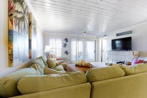 Beachfront condo with outdoor pool, patio & washerdryer - dog-friendly