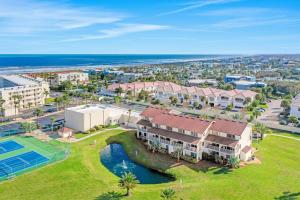 Ground-floor condo next to the tennis courts with 2 pools, sauna, beach access