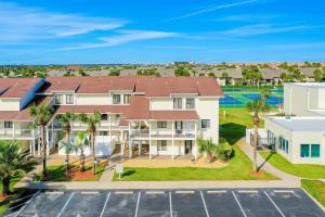 Ground-floor condo next to the tennis courts with 2 pools, sauna, beach access