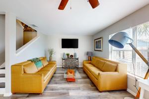 Cozy Spacious Home with Private Backyard and Patio, near shopping