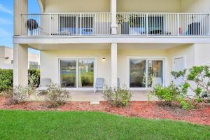 Ground-floor condo next to the tennis courts with 2 pools, sauna, beach access