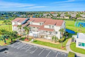 Ground-floor condo next to the tennis courts with 2 pools, sauna, beach access