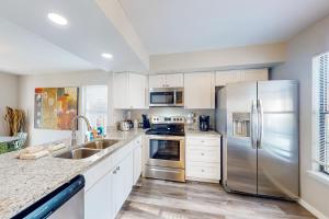 Cozy Spacious Home with Private Backyard and Patio, near shopping