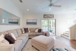 Cozy island townhouse wscreened porch, shared pool, & serene pond views
