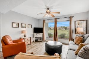 Ground-floor condo next to the tennis courts with 2 pools, sauna, beach access