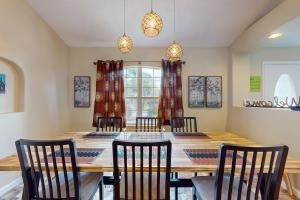 Cheerful home with private pool close to the beach & downtown