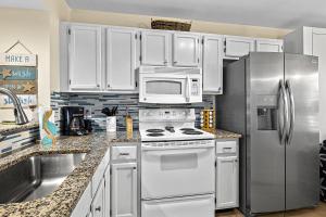 Garden-level condo with patio, 2 pools, gym, tennis & sauna - steps to the beach