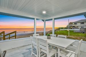 Beachfront home w private lanai and deck - walk to the beach