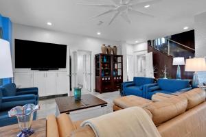 Immaculate, modern stay steps to beach with amazing ocean views