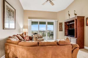 Dog-friendly condo on the golf course with ocean view, pools, gym & beach access