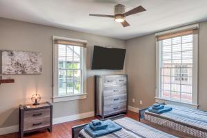 Colonial Quarter hideaway with modern comforts & balcony - near the beach